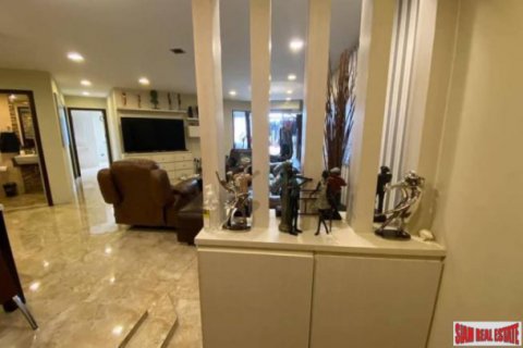 Apartment in Bangkok, Thailand 3 bedrooms № 118604 - photo 2