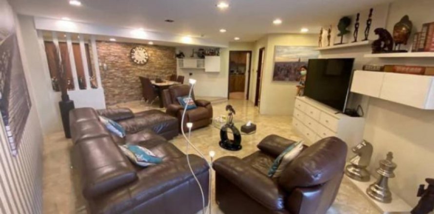 Apartment in Bangkok, Thailand 3 bedrooms № 118604