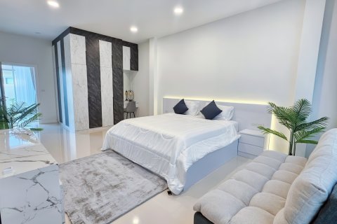 House in Pattaya, Thailand 3 bedrooms № 155651 - photo 16