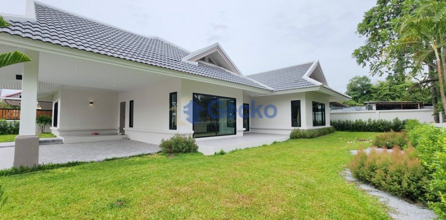 House in Pattaya, Thailand 3 bedrooms № 196244