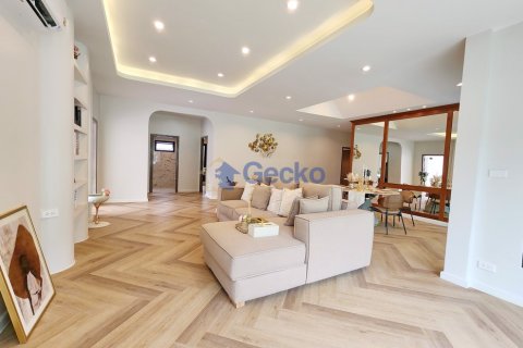 House in Pattaya, Thailand 3 bedrooms № 196244 - photo 9