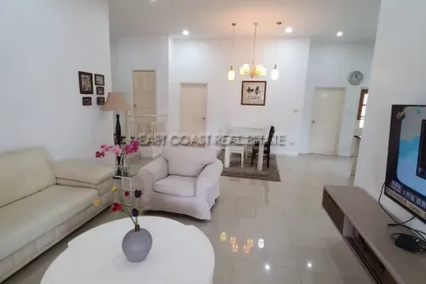 Casa de 4 dormitorios en Pattaya, Tailandia № 213087 - foto 4