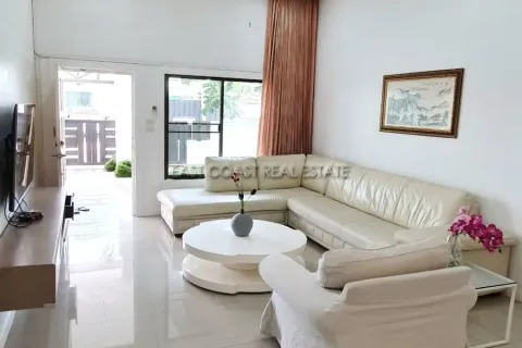 Casa de 4 dormitorios en Pattaya, Tailandia № 213087 - foto 2