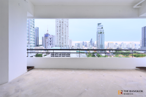 Condo in Bangkok, Thailand, 3 bedrooms  № 184339 - photo 1