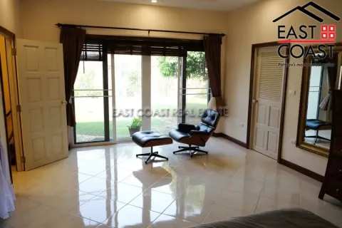 Casa de 4 dormitorios en Pattaya, Tailandia № 212885 - foto 15