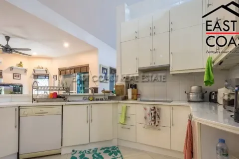 Casa de 4 dormitorios en Pattaya, Tailandia № 212885 - foto 12