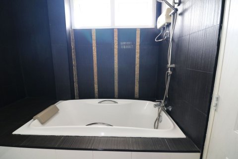 House in Udon Thani, Thailand 5 bedrooms № 163066 - photo 25