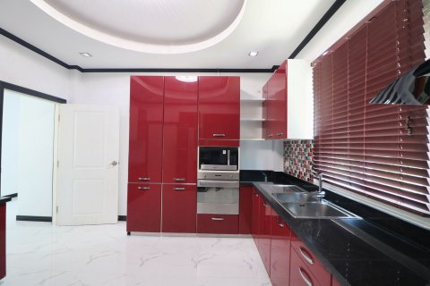 House in Udon Thani, Thailand 5 bedrooms № 163066 - photo 18