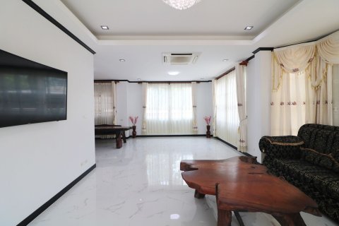 House in Udon Thani, Thailand 5 bedrooms № 163066 - photo 8