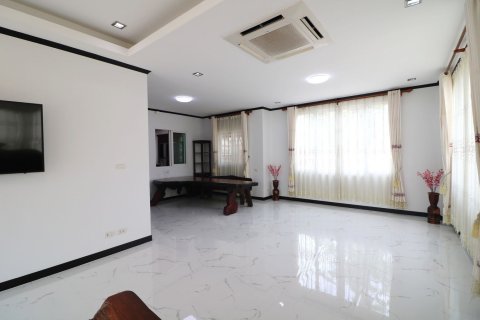 House in Udon Thani, Thailand 5 bedrooms № 163066 - photo 11