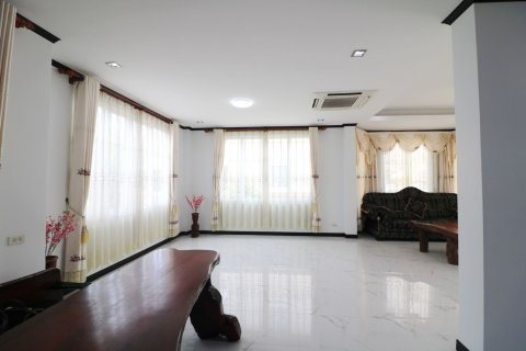 House in Udon Thani, Thailand 5 bedrooms № 163066 - photo 14