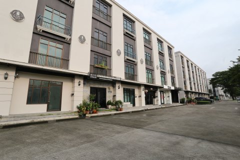 Townhouse in Bangkok, Thailand 7 bedrooms № 135606 - photo 1