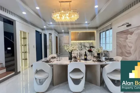Casa de 4 dormitorios en Pattaya, Tailandia № 210766 - foto 5