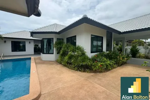 Casa de 4 dormitorios en Pattaya, Tailandia № 210769 - foto 13