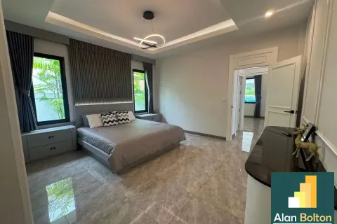 Casa de 4 dormitorios en Pattaya, Tailandia № 210769 - foto 8