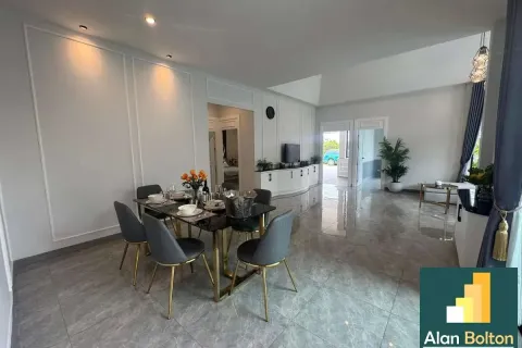 Casa de 4 dormitorios en Pattaya, Tailandia № 210769 - foto 12