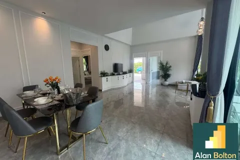 Casa de 4 dormitorios en Pattaya, Tailandia № 210769 - foto 18