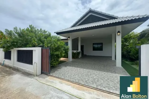 Casa de 4 dormitorios en Pattaya, Tailandia № 210769 - foto 14
