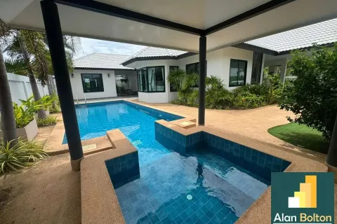 Casa de 4 dormitorios en Pattaya, Tailandia № 210769 - foto 5