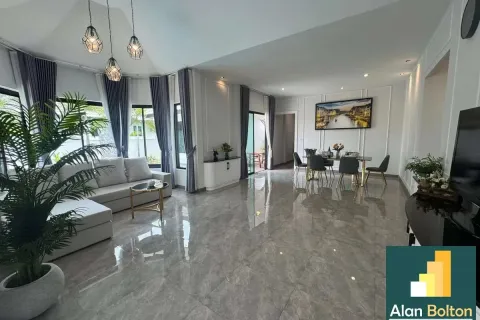 Casa de 4 dormitorios en Pattaya, Tailandia № 210769 - foto 2
