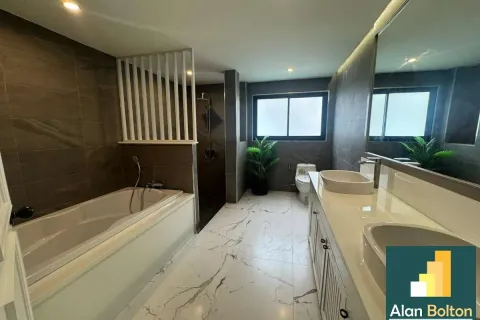 Casa de 4 dormitorios en Pattaya, Tailandia № 210769 - foto 9