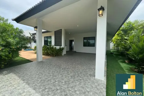 Casa de 4 dormitorios en Pattaya, Tailandia № 210769 - foto 3