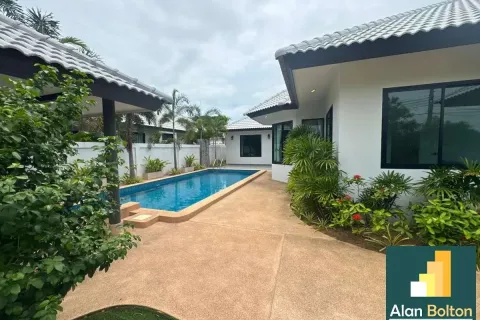 Casa de 4 dormitorios en Pattaya, Tailandia № 210769 - foto 15