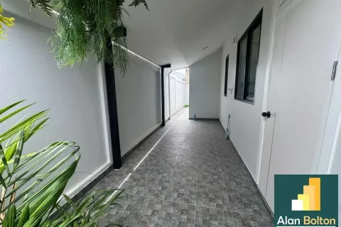 Casa de 4 dormitorios en Pattaya, Tailandia № 210769 - foto 4