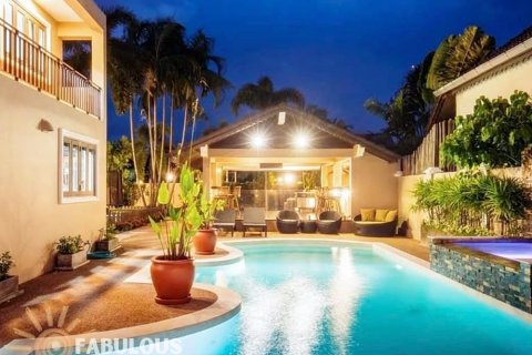 Villa in Rawai, Thailand 5 bedrooms № 179369 - photo 2