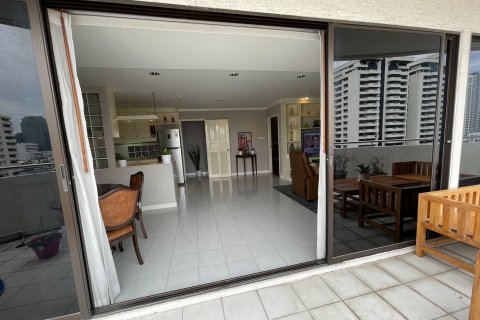Condo in Bangkok, Thailand, 2 bedrooms № 190949 - photo 2
