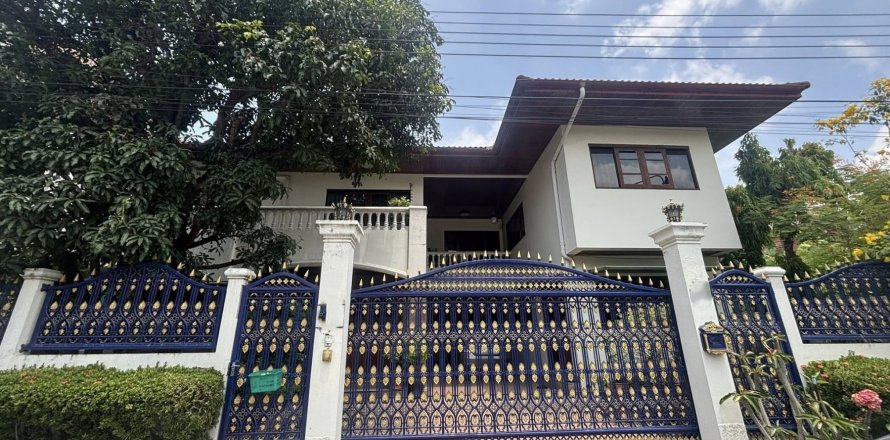House in Phra Khanong, Bangkok, Thailand 4 bedrooms № 190950