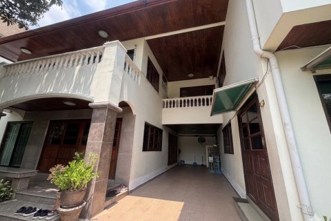 House in Phra Khanong, Bangkok, Thailand 4 bedrooms № 190950 - photo 2