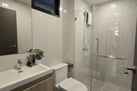 Кондоминиум с 2 спальнями в Чатучаке, Бангкок, Таиланд № 170591 - фото 10