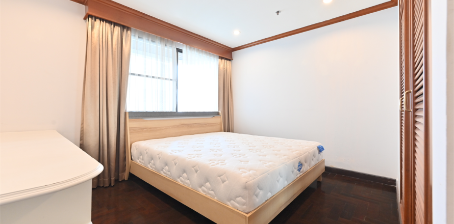 Condo in Bangkok, Thailand, 4 bedrooms  № 220665