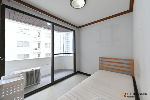 Condo in Bangkok, Thailand, 4 bedrooms  № 220665 - photo 2