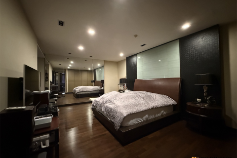 Condo in Bangkok, Thailand, 3 bedrooms № 220667 - photo 2