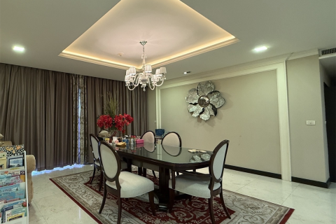Condo in Bangkok, Thailand, 3 bedrooms № 220667 - photo 4