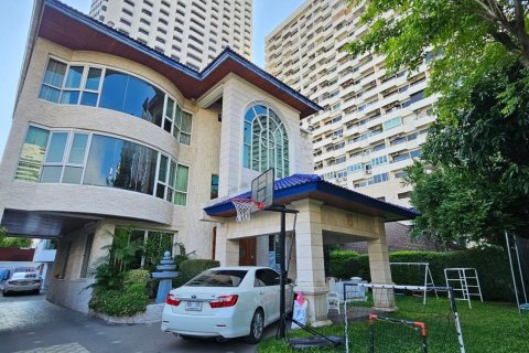 Дом в Клонг Тоэй, Бангкок, Таиланд с 8 спальнями № 147359 - фото 12