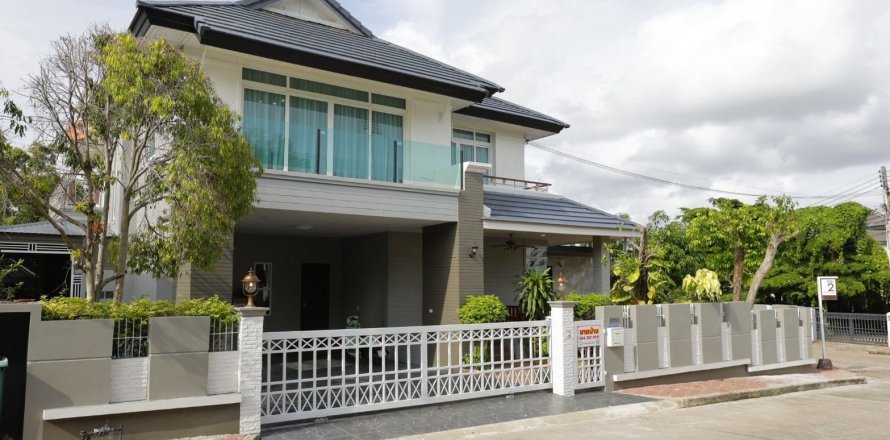 House in Pattaya, Thailand 5 bedrooms № 145464