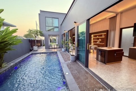 House in Pattaya, Thailand 4 bedrooms № 153979 - photo 2