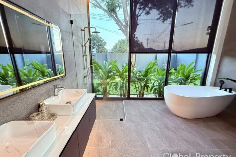House in Pattaya, Thailand 4 bedrooms № 153979 - photo 23