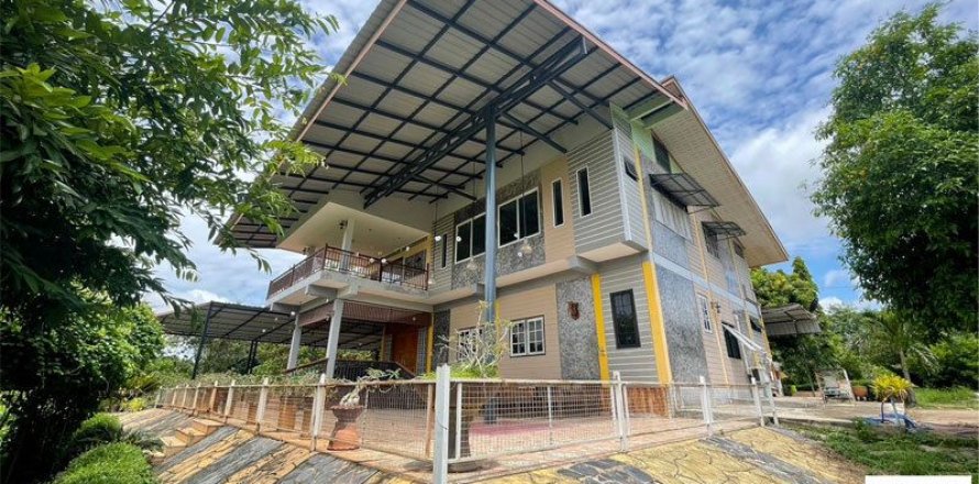 Дом в Уттарадите, Таиланд с 4 спальнями  № 155930