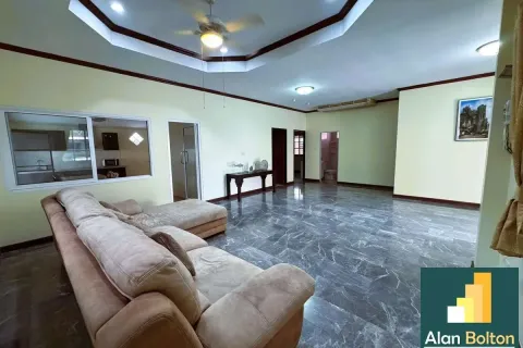 Casa de 3 dormitorios en Pattaya, Tailandia № 211177 - foto 2