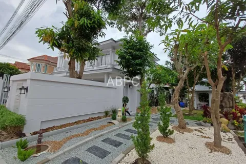 Casa de 4 dormitorios en Pattaya, Tailandia № 211179 - foto 7