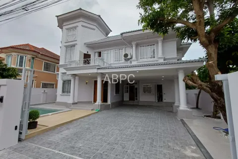 Casa de 4 dormitorios en Pattaya, Tailandia № 211179 - foto 2