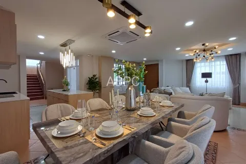 Casa de 4 dormitorios en Pattaya, Tailandia № 211179 - foto 9