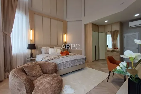 Casa de 4 dormitorios en Pattaya, Tailandia № 211179 - foto 16