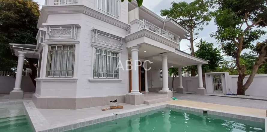 Casa de 4 dormitorios en Pattaya, Tailandia № 211179