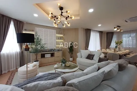 Casa de 4 dormitorios en Pattaya, Tailandia № 211179 - foto 10