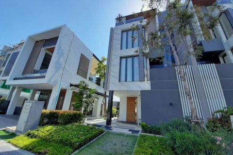 Townhouse in Phra Khanong, Bangkok, Thailand 3 bedrooms № 142516 - photo 2